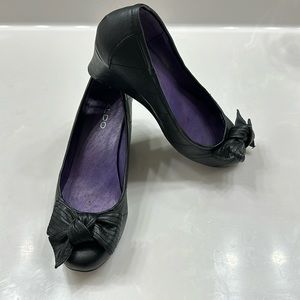 8.5 also black wedges with bow detail